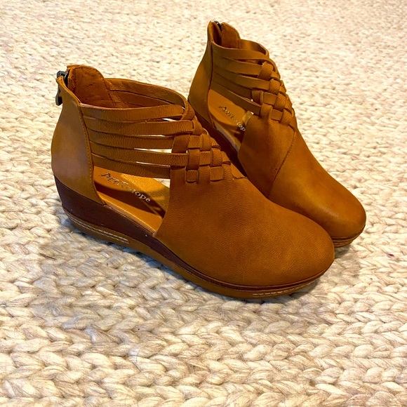 Antelope Collection Size 40, beautiful leather and brand new with dust bag. - Picture 5 of 11